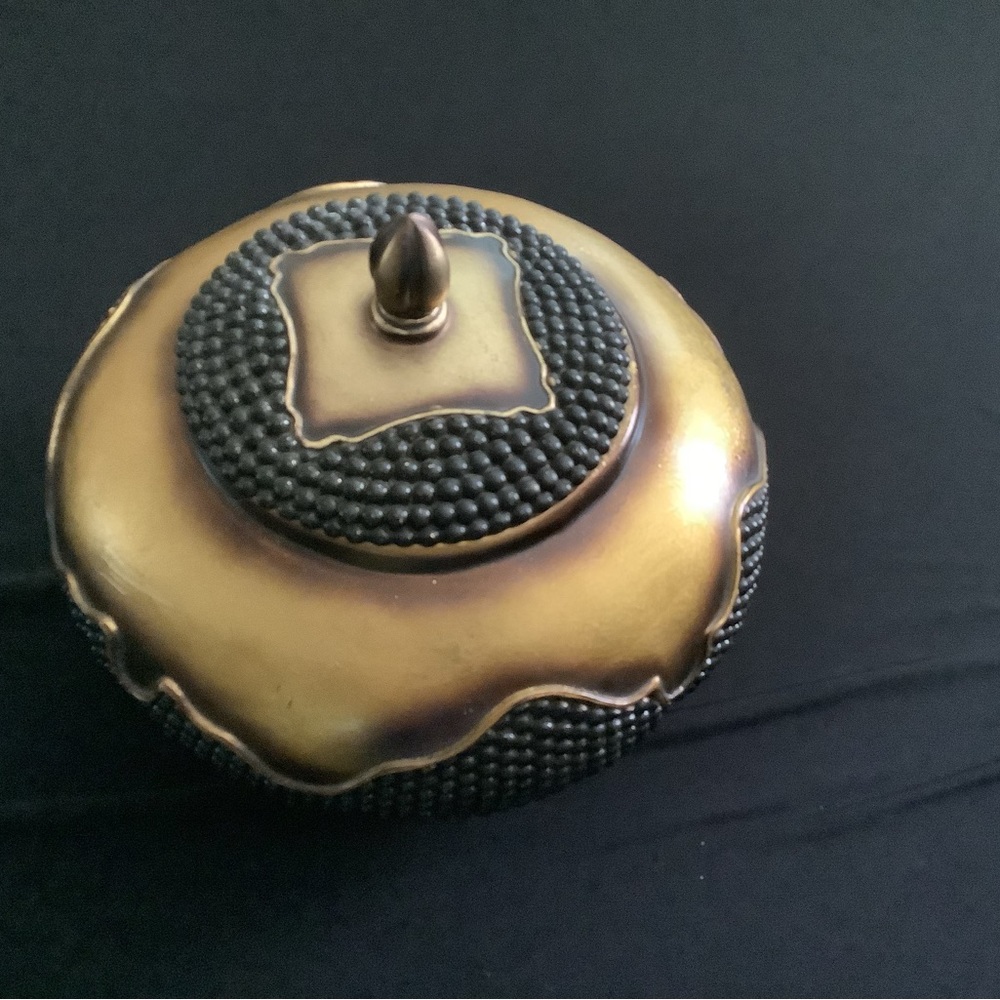 UNIQUE BOWL WITH LID(OK LIGHTING)IN GREAT CONDITION ONLY SMALL SCRATCH SEE PHOTO